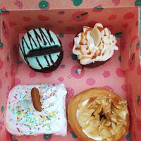 After eight cupcake, caramel cupcake, Marshmallow cake, Bienenstich donut at Kjeks - Schanze in Hamburg