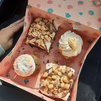 Wie immer sehr lecker ♡♡ diesmal haben wir die Muffins auch probiert und sie waren auch sehr lecker, besonders der Vanille/Karamell Muffin 😍 at Kjeks - Schanze in Hamburg