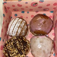 Für Silvester haben wir noch mal zugeschlagen: links oben Apfelberliner, darunter Bueno Haselnuss, daneben Zuckerguss Berliner  at Kjeks - Schanze in Hamburg