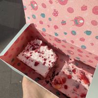 Himbeer Kokos Schnitte und Erdbeer Yogho  at Kjeks - Schanze in Hamburg