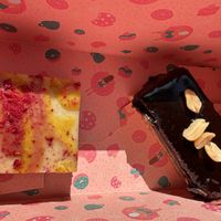 Zwei glutenfreie Kuchensorten, von insgesamt vier Varianten  at Kjeks - Schanze in Hamburg