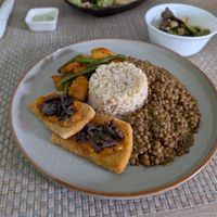 Plate of the day with two slices of tofu topped with mushrooms at Coisinhas Vegan in Mindelo
