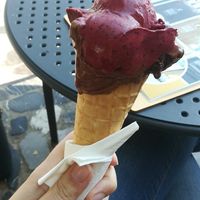 Heidelbeer und Brownie at Eisbiene in Krems An Der Donau