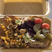 Patata asada con salsa de guacamole, aceitunas, cherry, maiz, remolacha, pepinillo y lechuga at Patatas Rellenas La Tortereta in Pamplona