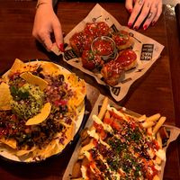 "Homemade buffalo coli wings", "Supreme yaya fries" y "Nachos Don Jalisco" at Mad Mad Vegan - Lavapiés in Madrid