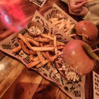 Hamburguesa The Mad Nashville con patatas cajún at Mad Mad Vegan - Lavapiés in Madrid