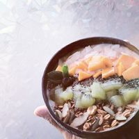Baby Mango bowl whit vegan proteín.
 at Camu Camu cafe in Playa Del Carmen