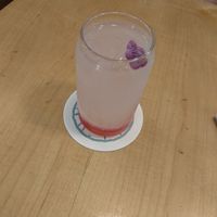 Limonada de violeta at Misión Café in Madrid