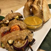 Brocheta de Satay con salsa de cacahuete dulce  at The Green House in Santiago De Compostela