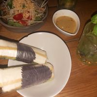 Grüner Papayasalat (oben), Sommerrollen mit Ernusssoße (unten) at Huong Que - Mitte in Berlin