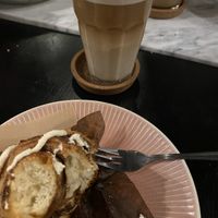 Cinnamon bun with pumpkin latte at LUUC Café in Karlsruhe