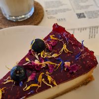 veganer "Käse"kuchen mit Hafer"Latte" Macciato at LUUC Café in Karlsruhe