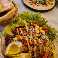 Salat Lina und DinkelFladenbrot zum Hummusteller at LUUC Café in Karlsruhe