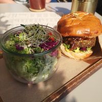 Burger Susi mit Beilagensalat at LUUC Café in Karlsruhe