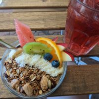 Granola bowl with vegan yogurt and hibiscus 🌺 iced tea at Maâbanana in Moliets