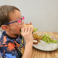 Quel délice 🤩 Voir mon fils croquer dans votre burger c'est génial 🤗. Nous reviendrons avec grand plaisir, le repas, l'accueil tout est au top 👌 at Maison Watson in Angers