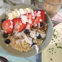 Oatmeal mit frischen Obst. at Corner Bakery - Nieuw West in Amsterdam