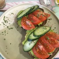 Avocado-Hummus-Toast mit Gurke und Tomate. at Corner Bakery - Nieuw West in Amsterdam