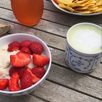 Milchreis mit Erdbeeren (auf Wunsch mit oder ohne Zimt & Zucker), Chili son carne mit Reis und Nachos, hausgemachter Eistee und Matcha Latte . at tea and V in Sylt