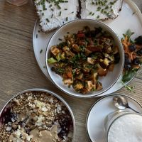 Porridge und scrambled Tofu   at Das Glück Cafe in Darmstadt
