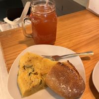 Tortilla patata+ kalabazin pintxoa kombucharekin (4 mota zeuden hautatzeko)  at Duzu Kafe Taberna in Durango