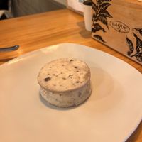 Algarroba, txokolate txuri eta mermeladarekin barnean  at Duzu Kafe Taberna in Durango