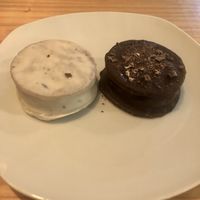 Alfajores de chocolate y dulce de leche  at Duzu Kafe Taberna in Durango