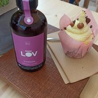 Blueberry and lavender kombucha + vegan cupcake at Nibs Healthy Bar in Menorca
