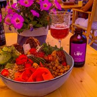 Bowl with vegan camembert at Nibs Healthy Bar in Menorca