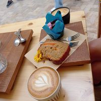Cafés con leche de avena, banana bread vegano y muffin vegano at Nibs Healthy Bar in Menorca