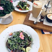 Café de calidad y tostadas de aguacate con lima excelentes!  at Nibs Healthy Bar in Menorca