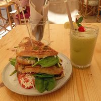 Vegan mafia sandwich y zumo de pepino y limón at Nibs Healthy Bar in Menorca