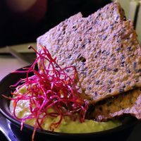 Houmus de haricots blancs au sésame torréfié et herbes fraîches at Bonnard in Paris