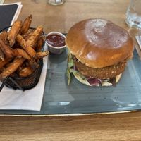 Tijuana Burger mit veganem Patty & Süßkartoffel-Fritten   at Wittkoop in Meersburg