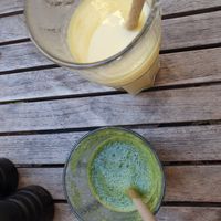 Green detox smoothie and tropical smoothie at Cotidiano - Pasing in Munich