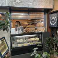 Shop window  at Guruguru Bagel in Kamakura