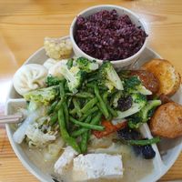 Plate with veggie spread at Sù yǐ Xiāng SùShí 素颐香 in Chongqing