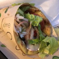 Gyros pita at Θymapi in Limassol