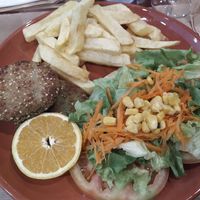Hamburguer vegan no prato at Adega do Ramada in Obidos