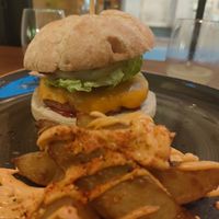 Burguer vegana amb salsa hoisin i patates rostides at Ca n'Ela Vegan Restaurant in Mallorca