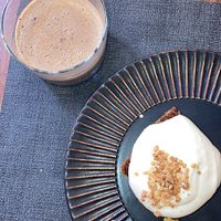 Apple and plum cake. Carob pudding. Got a free second dessert 🍰  at Ca n'Ela Vegan Restaurant in Mallorca