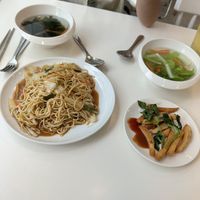 Food, spicy noodles, seaweed soup, vegetable soup, fried tempura   at Qī Xiāng Shí 期香食 in Hualien