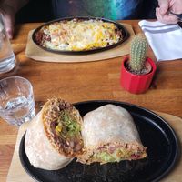 Burrito vegan et enchilladas (non vegan) at Burritos Hermanos in Paris