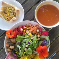 Salade, tartelette en soepje at De Ommuurde Tuin in Renkum