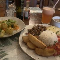 Opção de prato do dia de uma quarta-feira: arroz, feijão, seitan refogado com cebola, vinagrete de tomate e legumes  at A Coruja in Sao Paulo