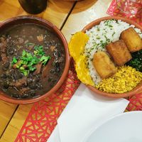 Feijoada🫘🫘 de seitan acompanhada de arroz, laranja🍊, banana🍌 frita, farofa e couve🥬. 🤤👌🏻 at Lanchonete A Casa in Barreiro