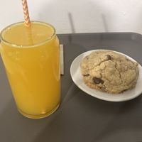 Zumo de naranja y cookie  at The Cookie Lab in Madrid
