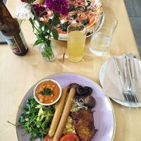 English breakfast and spinach pizza at Chutnej in Prague