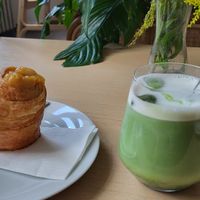 Cruffin mit Karamell und ein Matcha 'Eis'tee at Chutnej in Prague