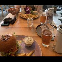 Vegane Burger mit Pommes   at Chutnej in Prague